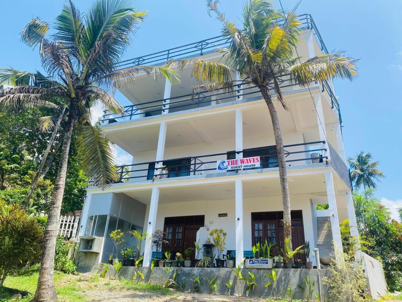 The Wave'S Guest House Mirissa Bagian luar foto