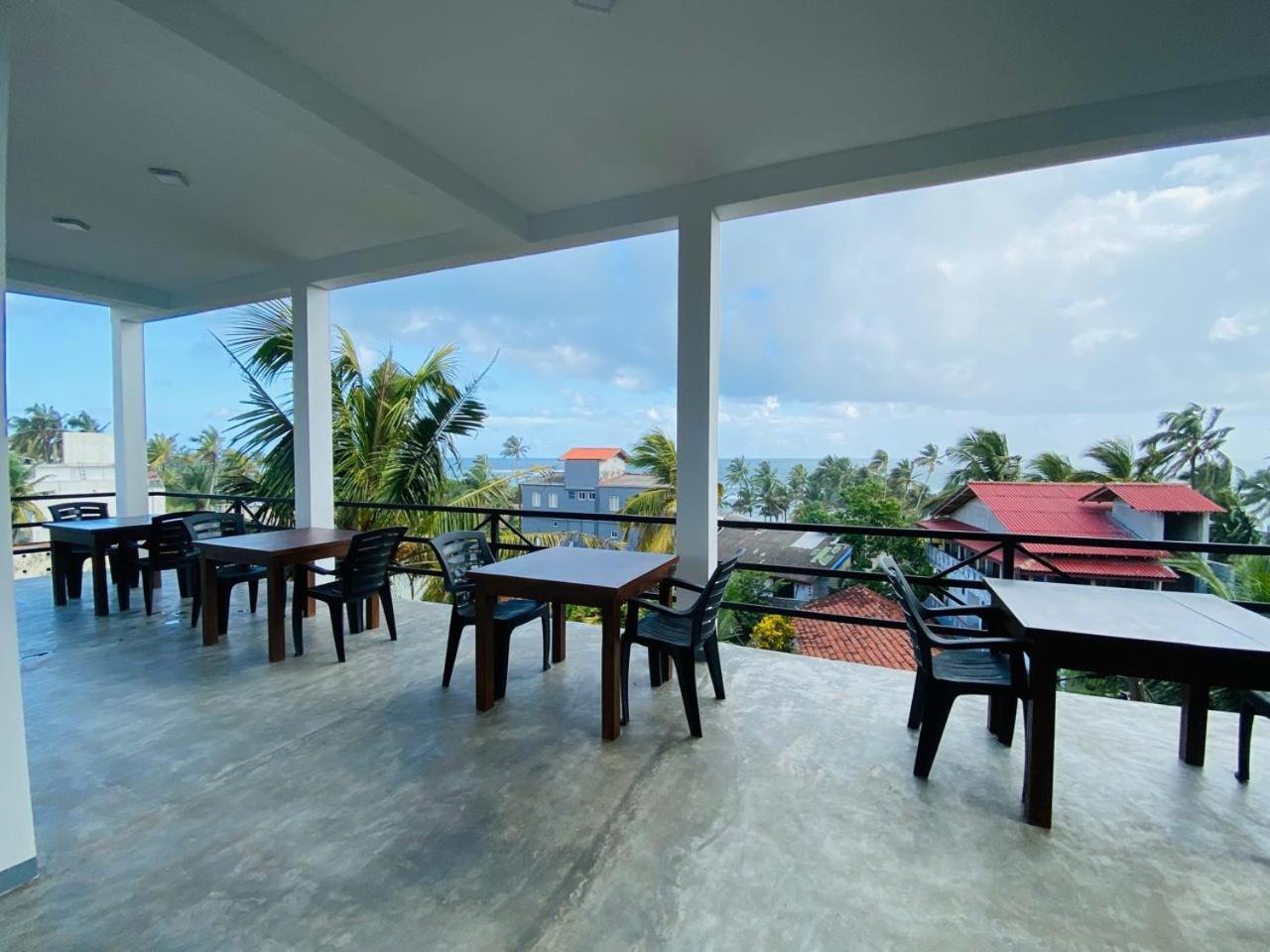 The Wave'S Guest House Mirissa Bagian luar foto