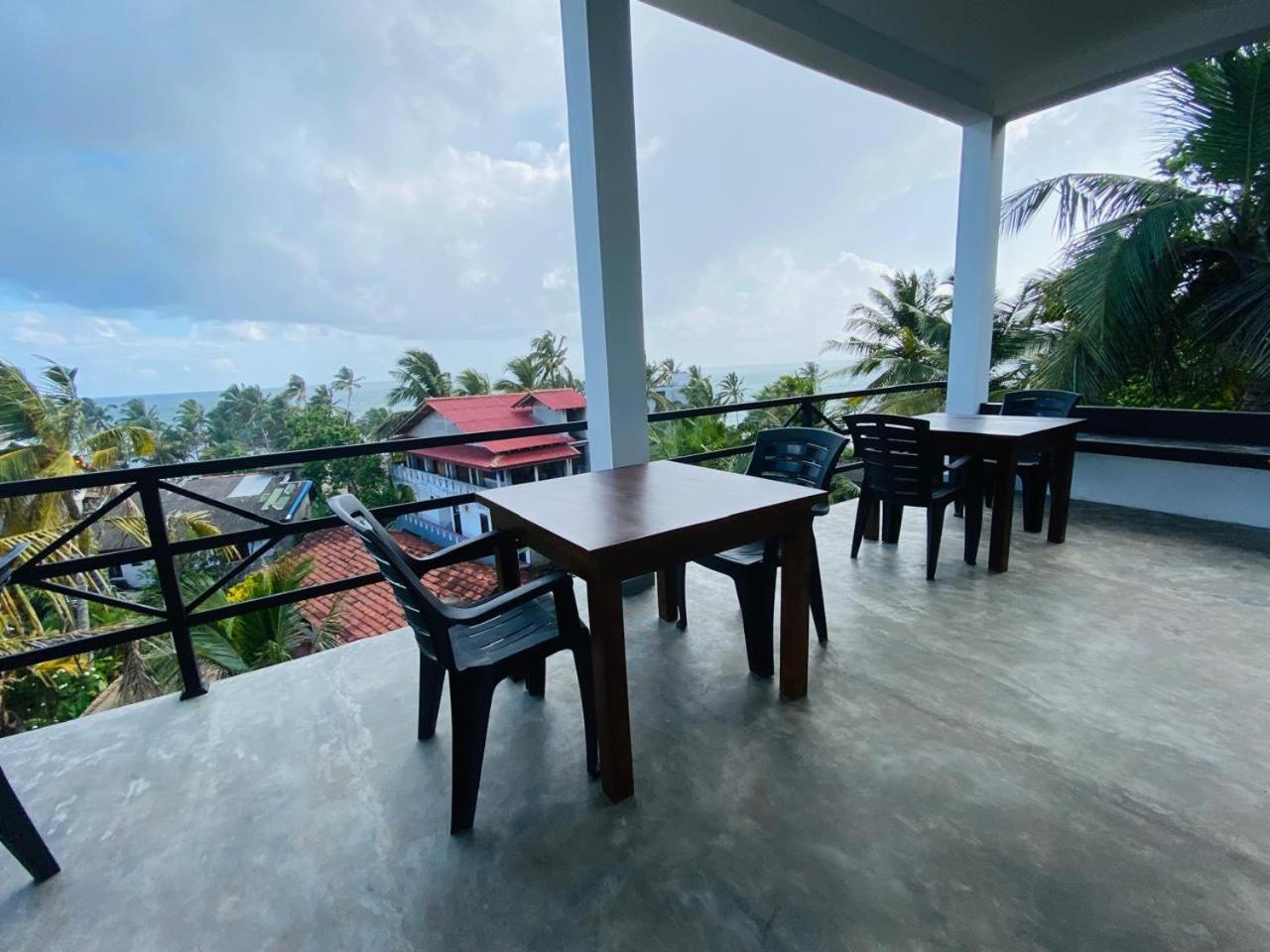 The Wave'S Guest House Mirissa Bagian luar foto