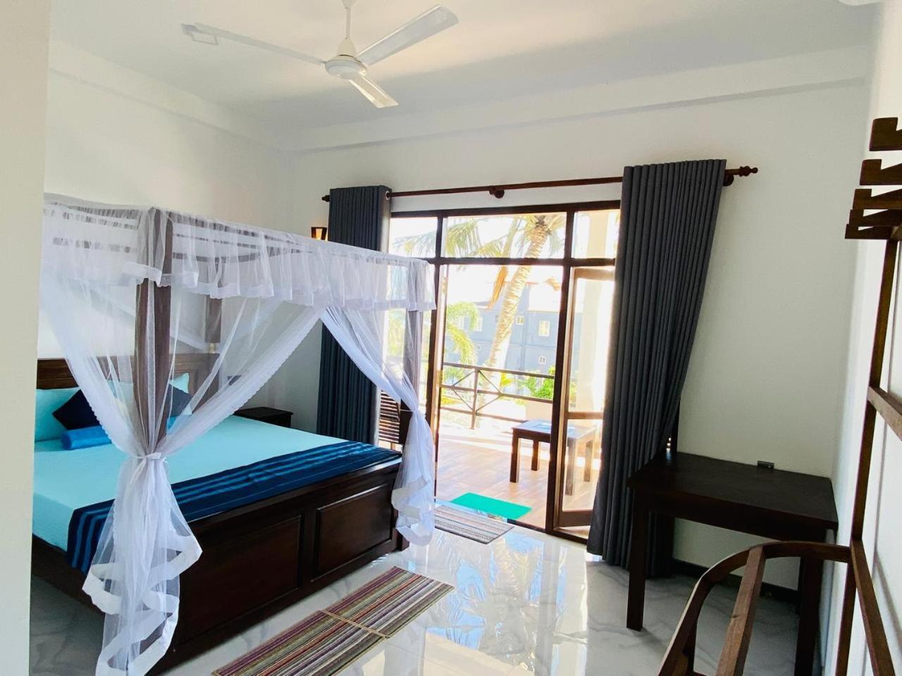 The Wave'S Guest House Mirissa Bagian luar foto