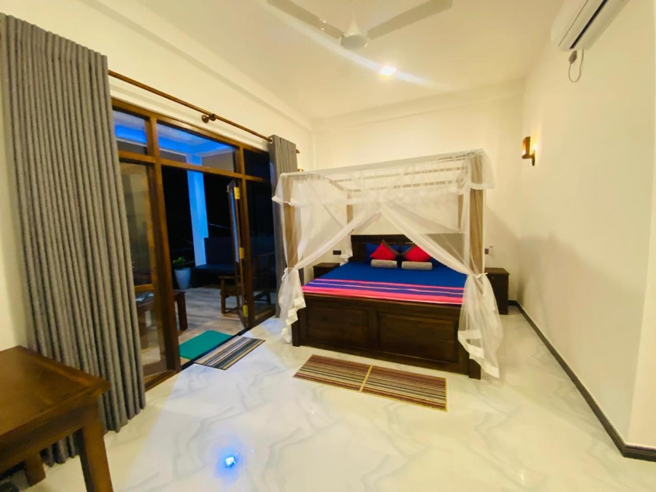 The Wave'S Guest House Mirissa Bagian luar foto
