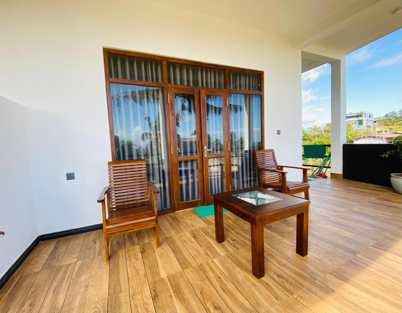 The Wave'S Guest House Mirissa Bagian luar foto
