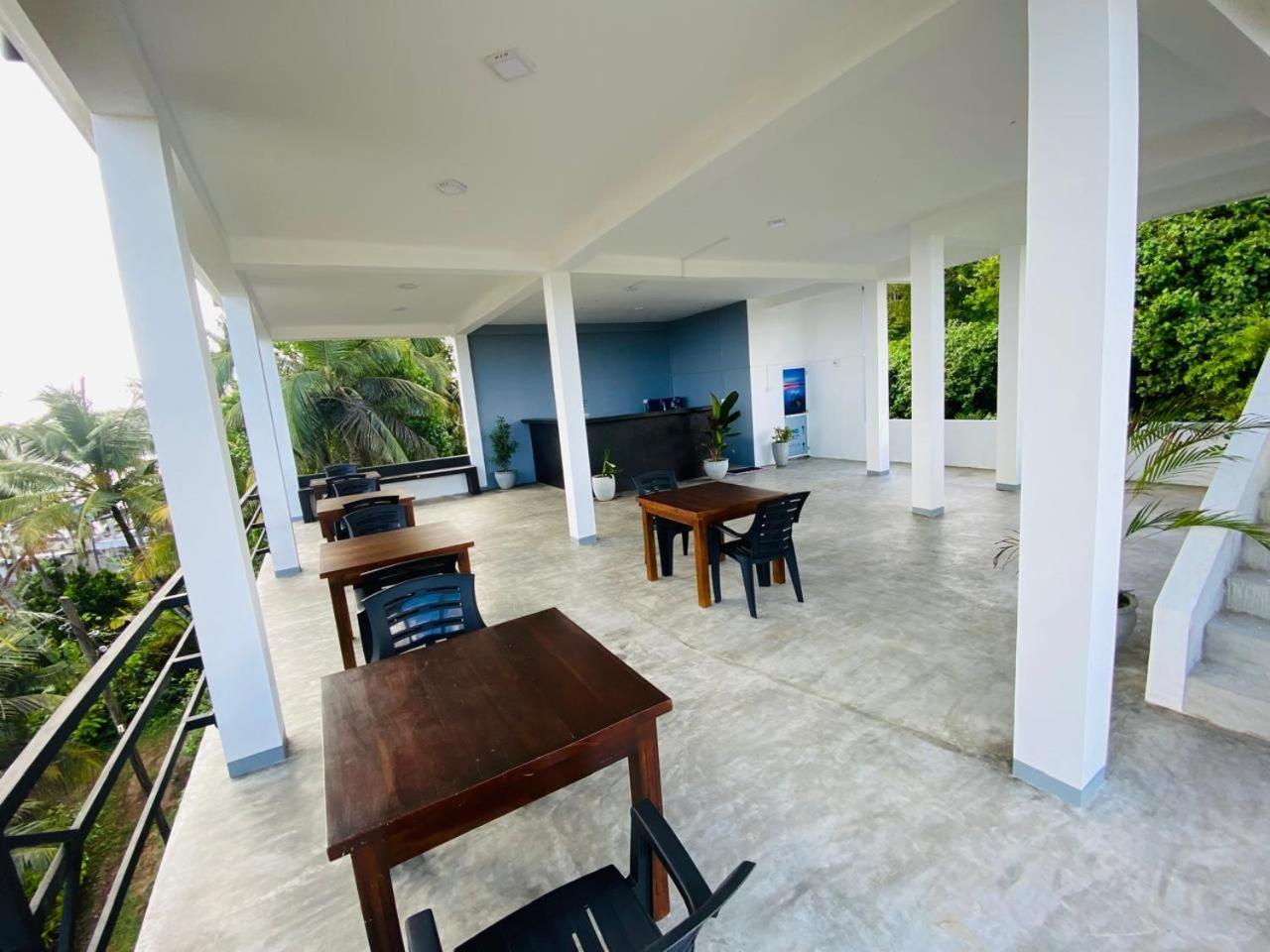 The Wave'S Guest House Mirissa Bagian luar foto