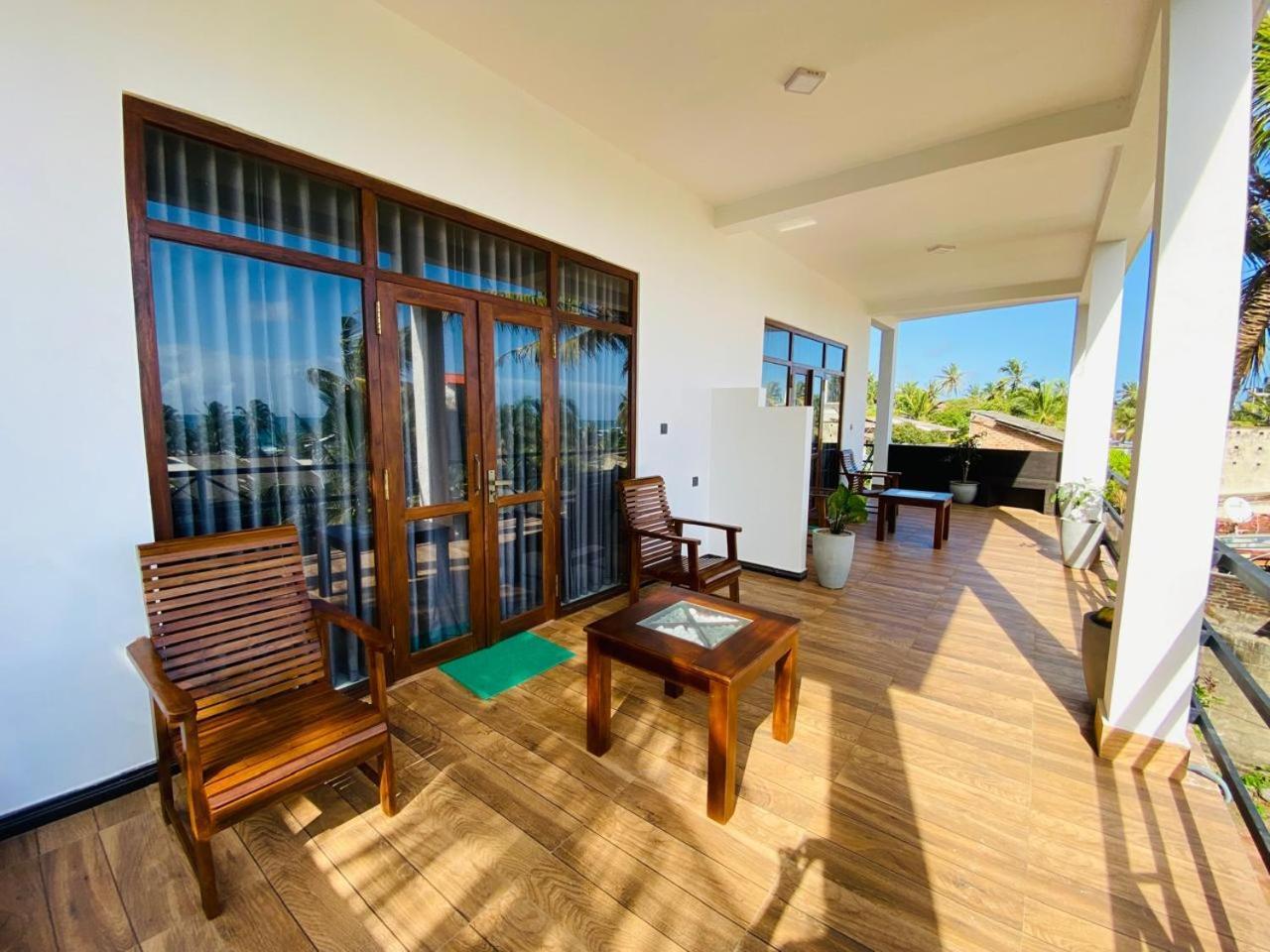 The Wave'S Guest House Mirissa Bagian luar foto