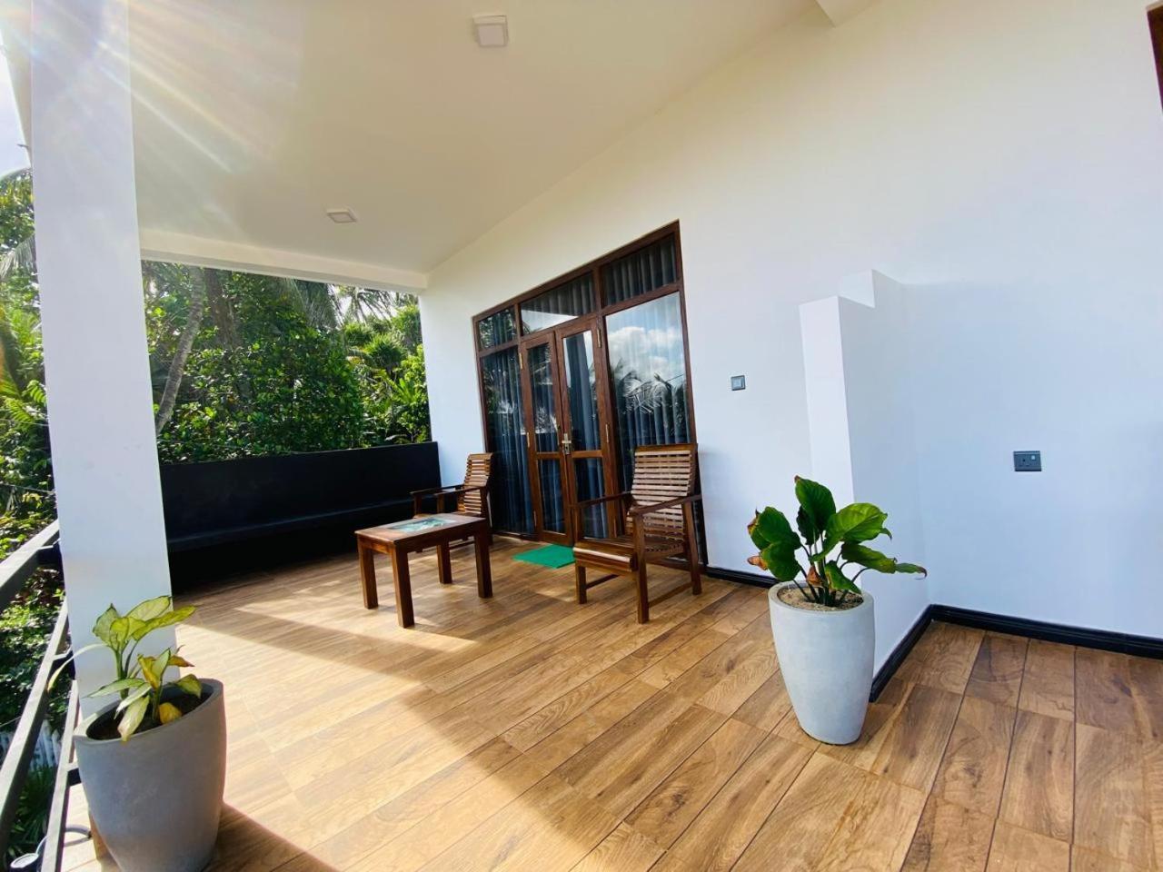 The Wave'S Guest House Mirissa Bagian luar foto