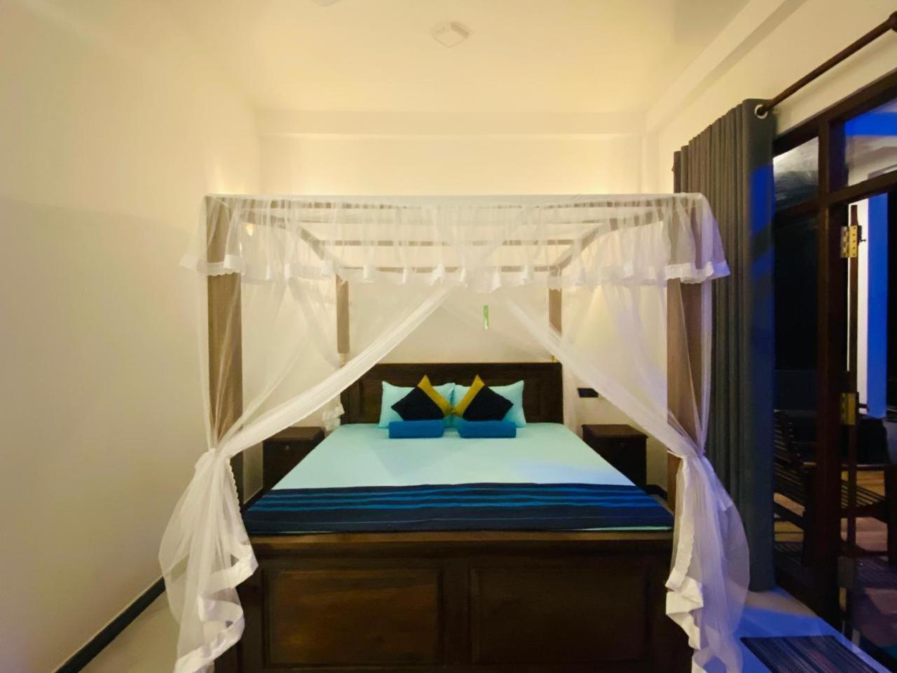 The Wave'S Guest House Mirissa Bagian luar foto