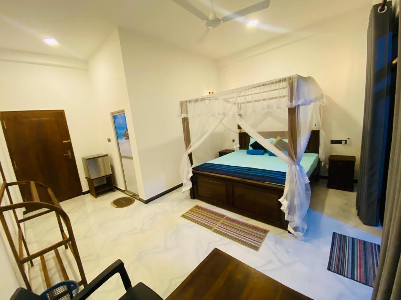The Wave'S Guest House Mirissa Bagian luar foto