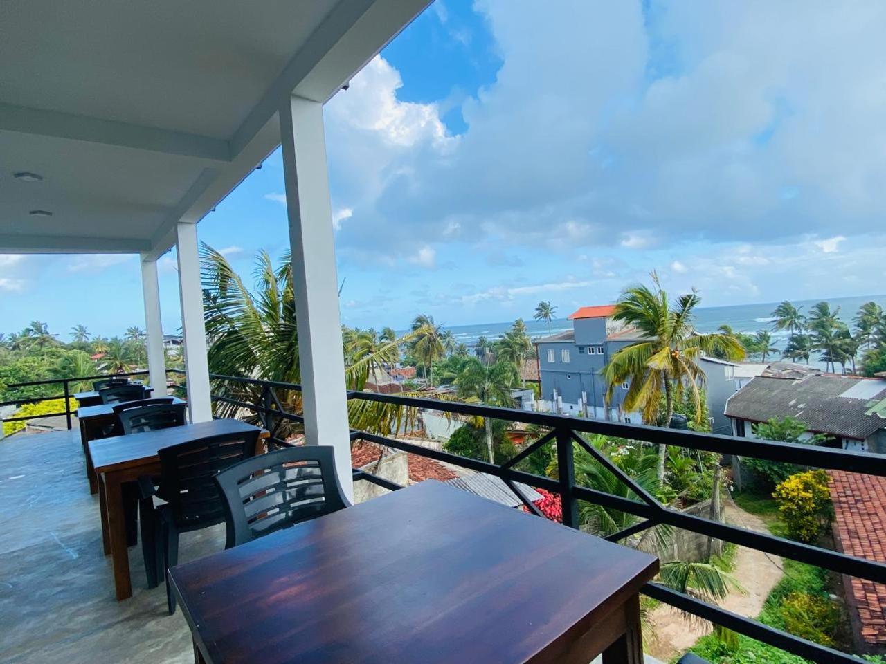 The Wave'S Guest House Mirissa Bagian luar foto