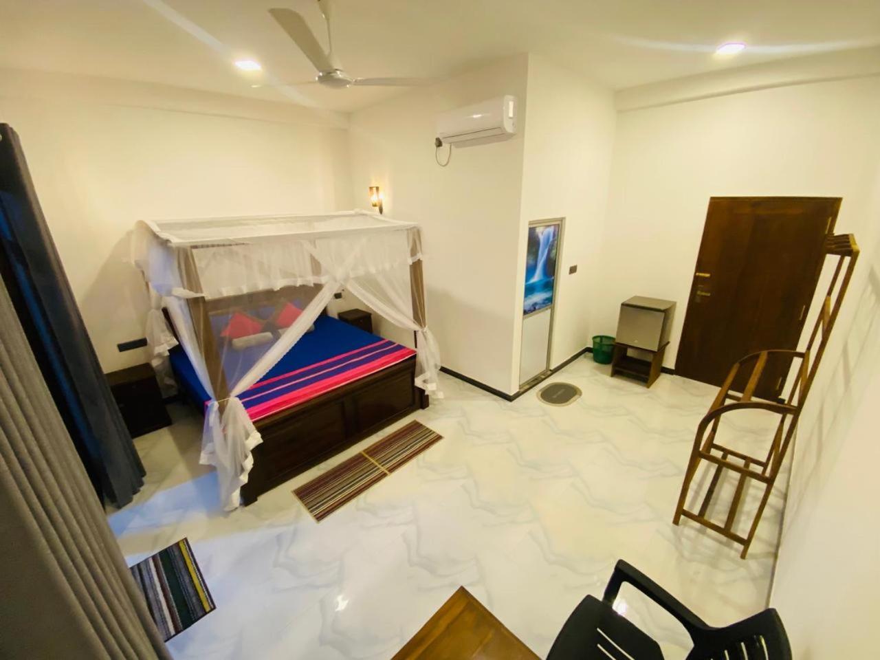 The Wave'S Guest House Mirissa Bagian luar foto