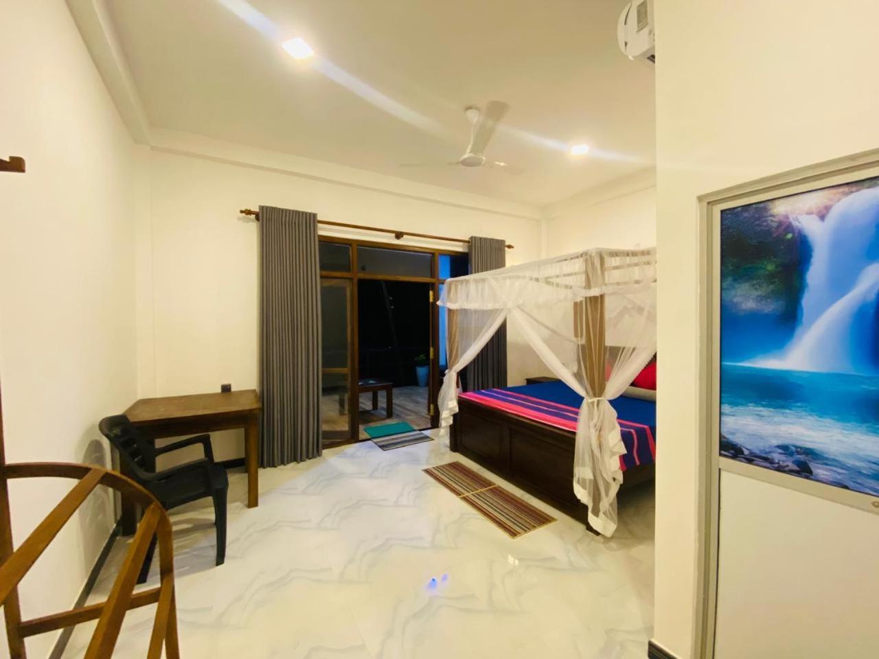 The Wave'S Guest House Mirissa Bagian luar foto