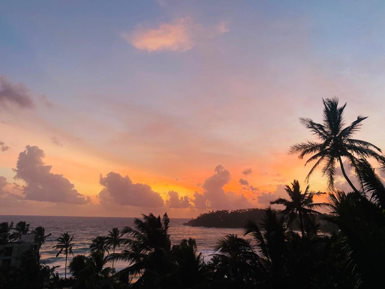 The Wave'S Guest House Mirissa Bagian luar foto