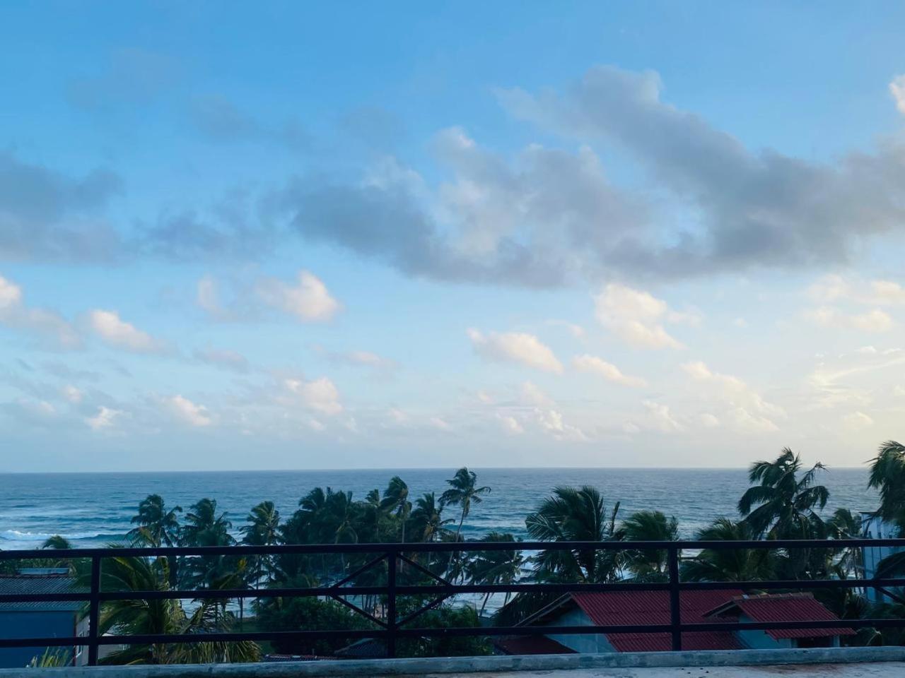 The Wave'S Guest House Mirissa Bagian luar foto
