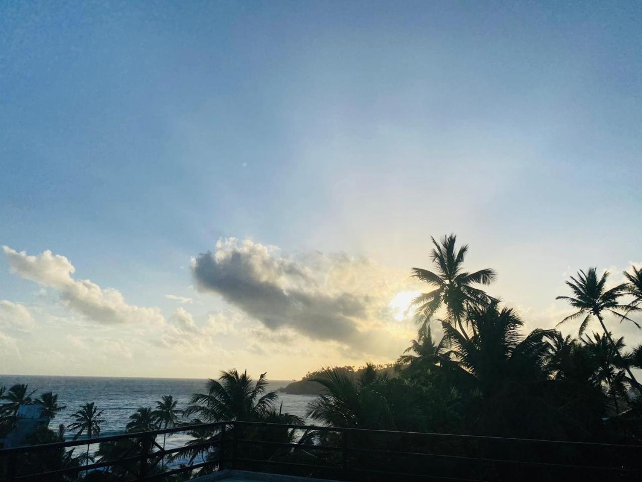 The Wave'S Guest House Mirissa Bagian luar foto