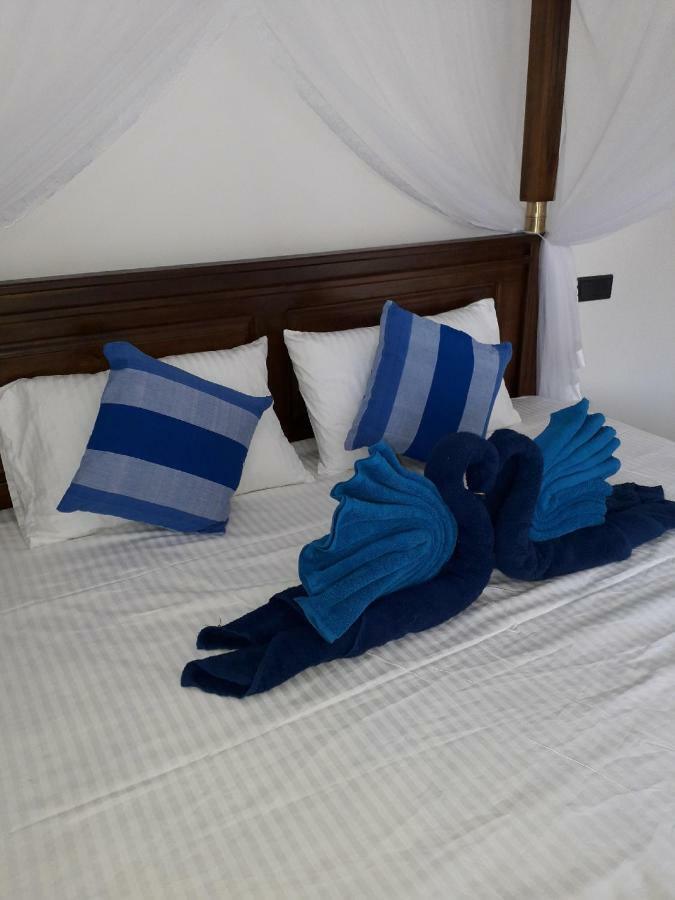 The Wave'S Guest House Mirissa Bagian luar foto