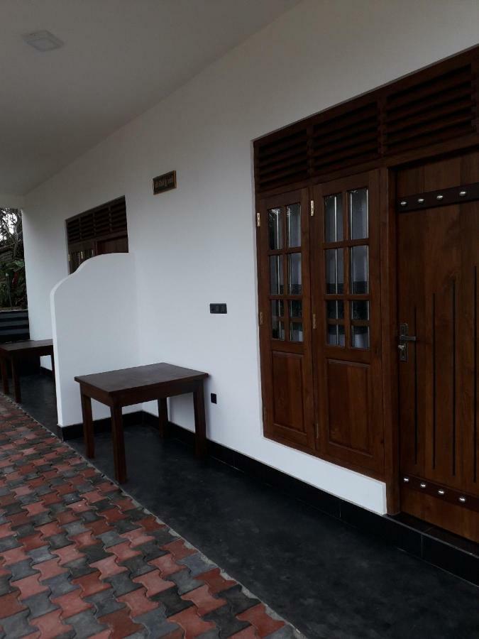 The Wave'S Guest House Mirissa Bagian luar foto