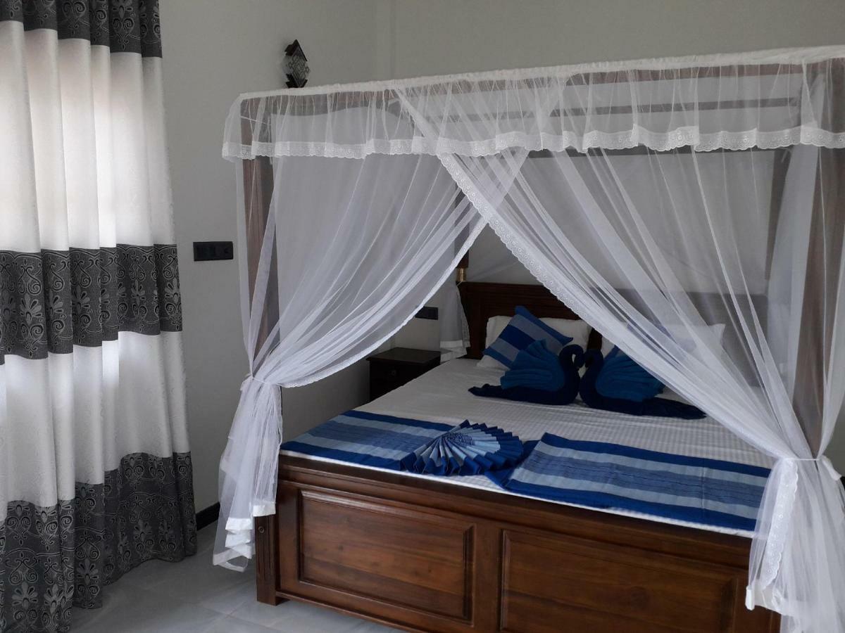 The Wave'S Guest House Mirissa Bagian luar foto