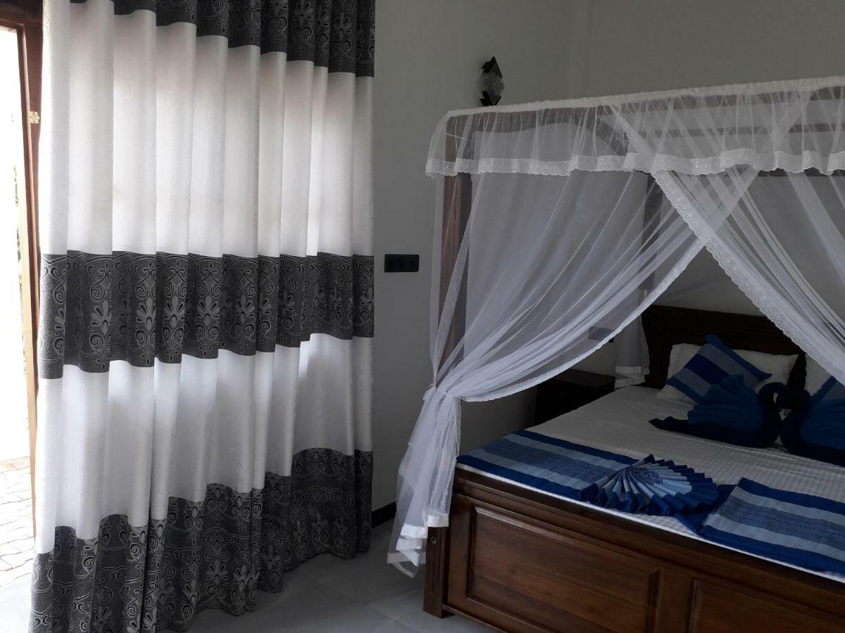 The Wave'S Guest House Mirissa Bagian luar foto