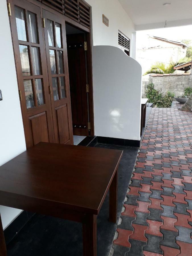 The Wave'S Guest House Mirissa Bagian luar foto