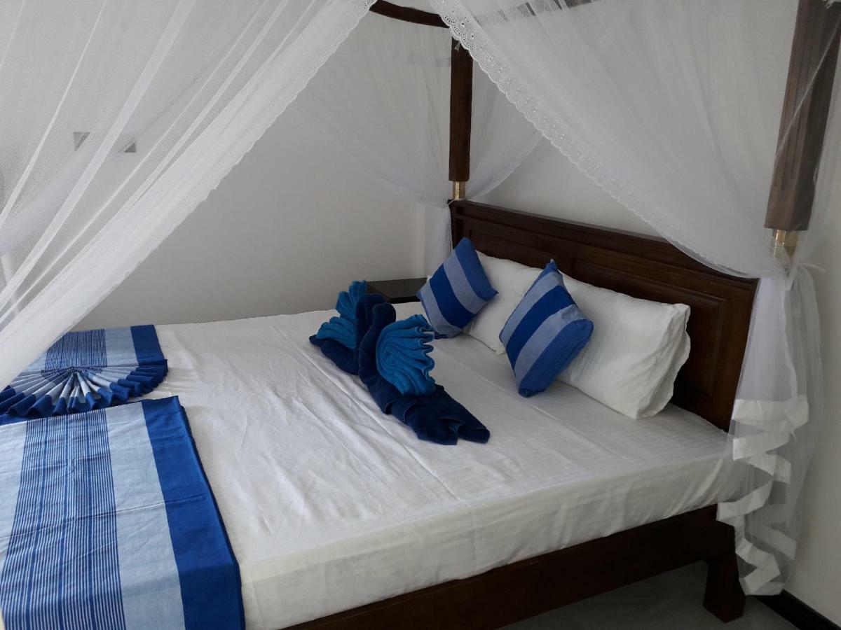 The Wave'S Guest House Mirissa Bagian luar foto