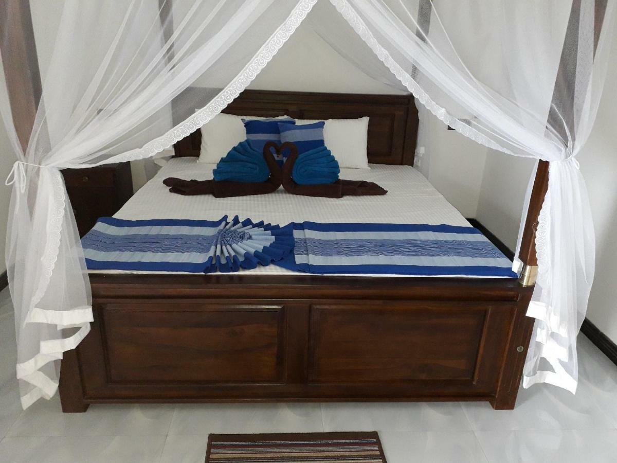 The Wave'S Guest House Mirissa Bagian luar foto