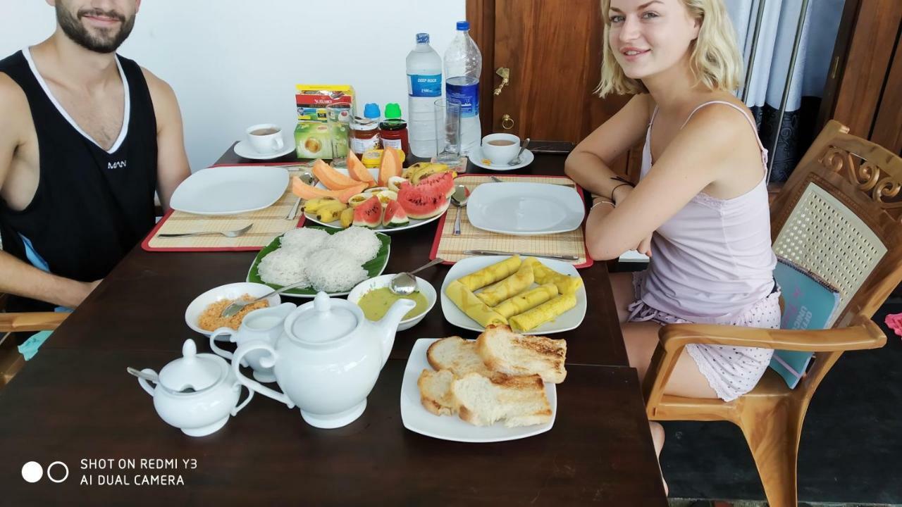 The Wave'S Guest House Mirissa Bagian luar foto